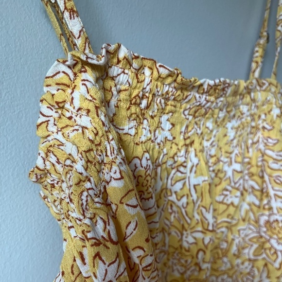 🏷️ 2/$20 Billabong Cropped Smocked Yellow Floral Top - Picture 5 of 5